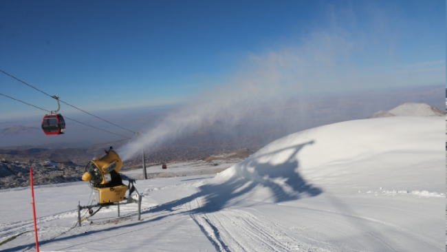 Erciyes Dağı'nda suni kar ile kayak keyfi